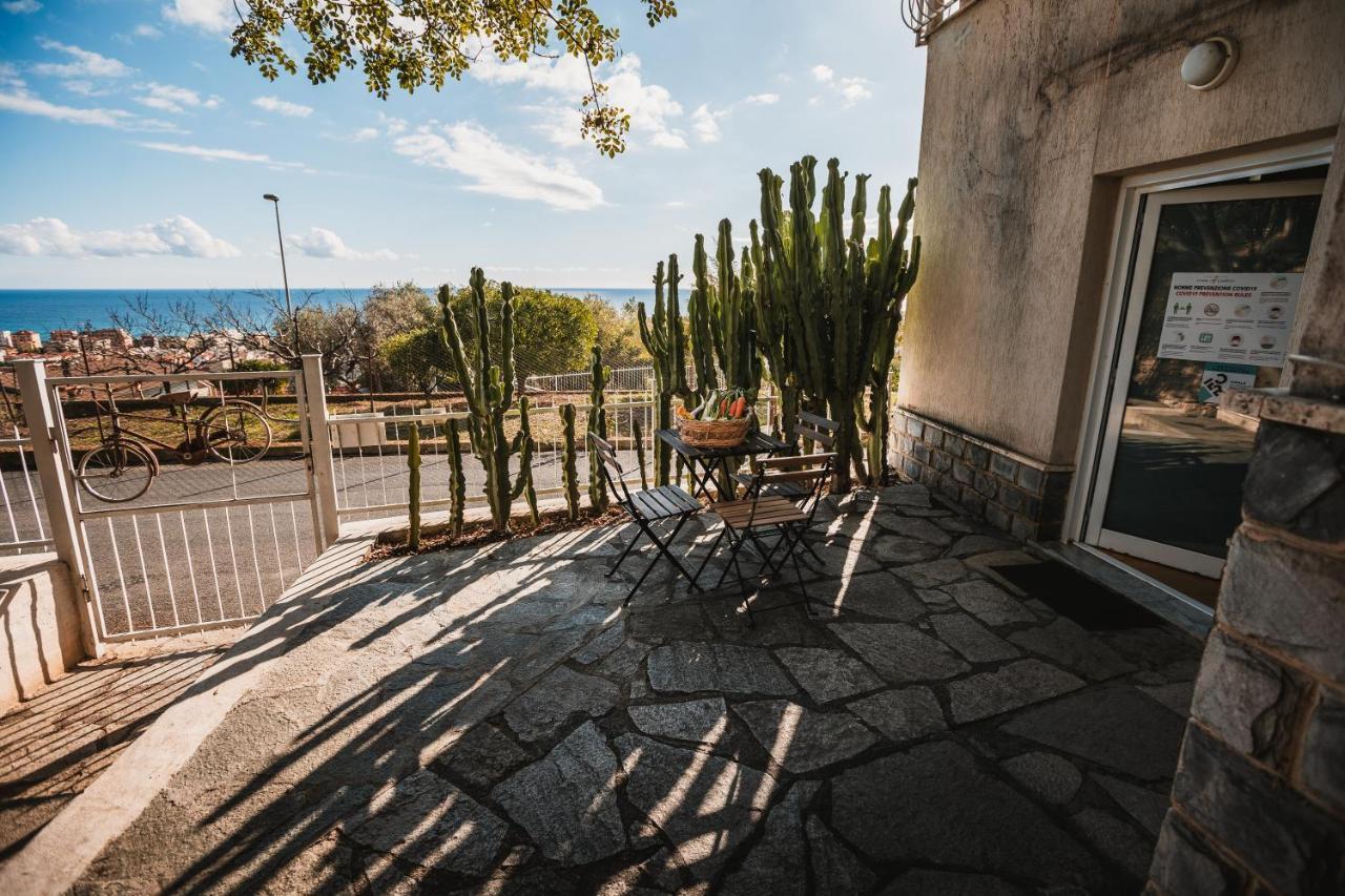 Agriturismo Rose Di Pietra Pietra Ligure Bagian luar foto